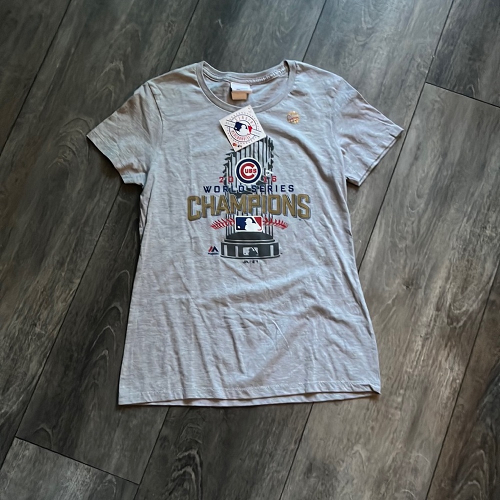 (NWT) Women’s Chicago Cubs Champion T-Shirt
